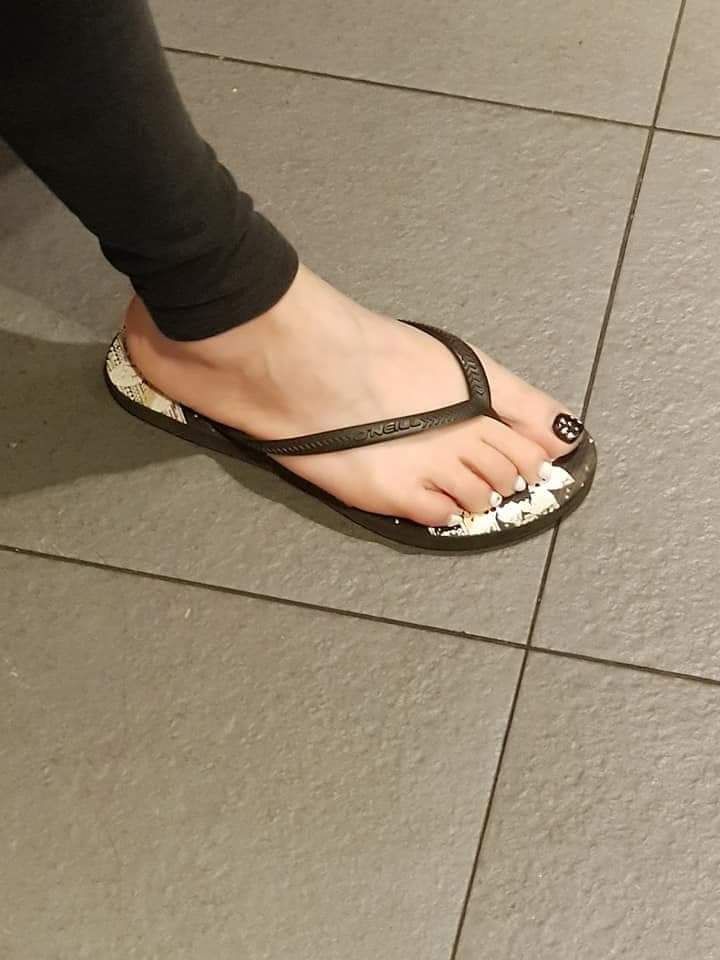 这么好看的美人美脚 真是让人垂涎三尺
