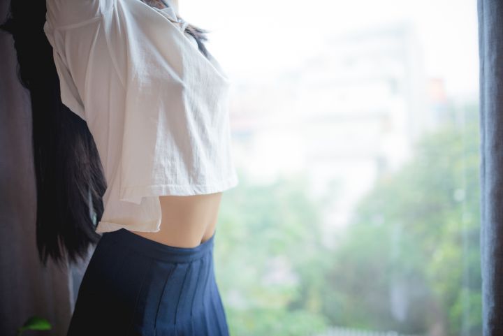 柚木寫真：貧乳JK黑長(zhǎng)直