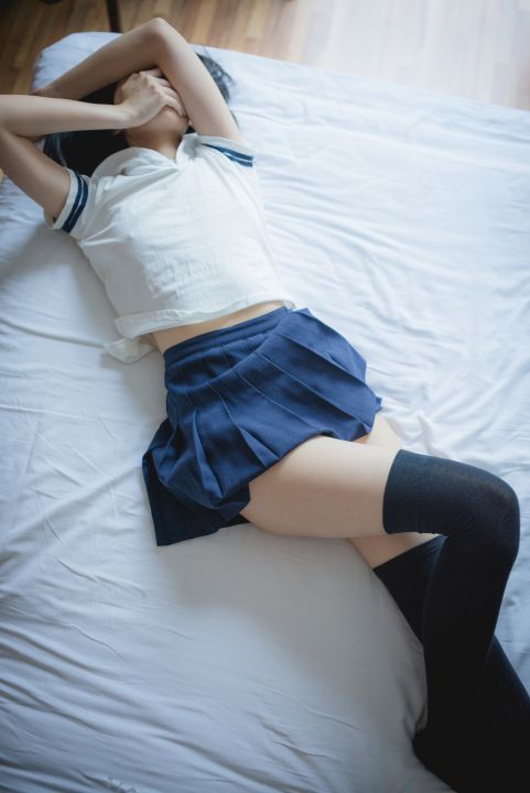 柚木寫(xiě)真：貧乳JK黑長(zhǎng)直