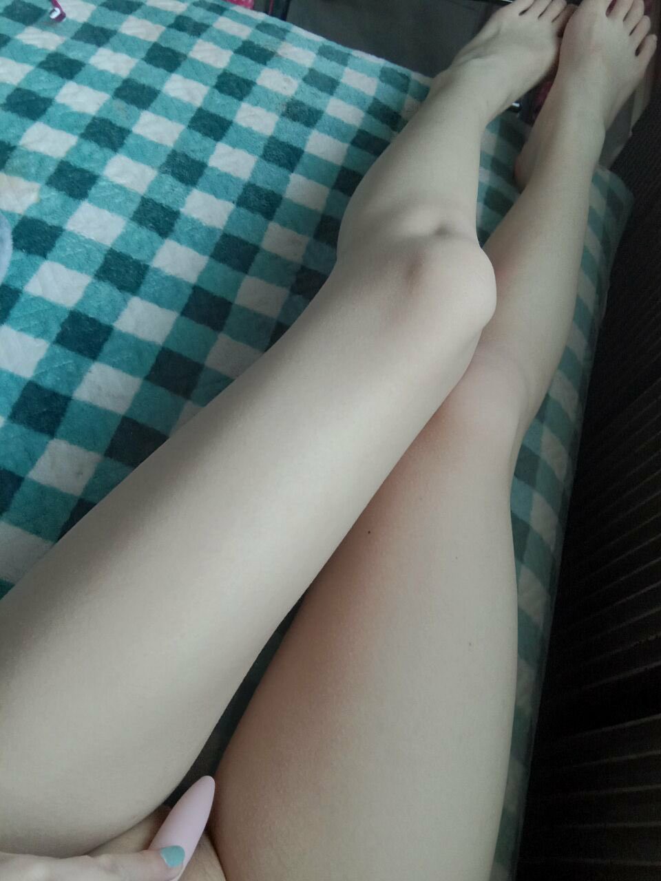 估計(jì)是初中妹子，下面毛還沒長(zhǎng)齊