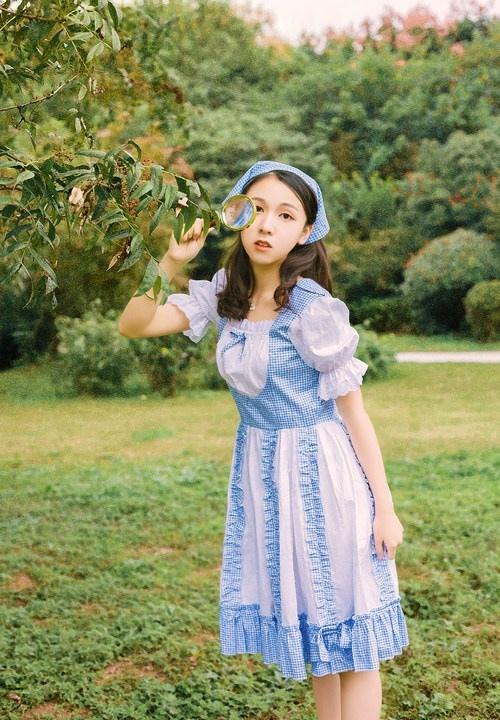 00后女仆装清纯羞涩少女户外写真