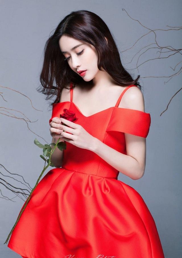 红裙白皙美女散发玫瑰香