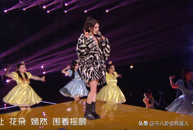 26位女星跨年斗艳:杨幂短裙裹貂,娜扎紧身亮片,个个出狠招