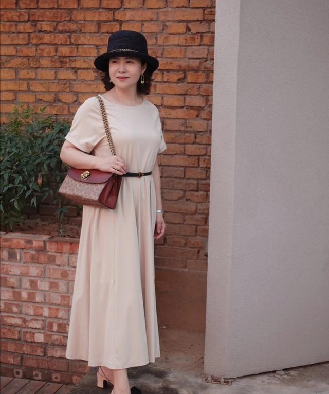 为什么女人过了五十岁更爱短发?看看她们就知道,利落又有气质