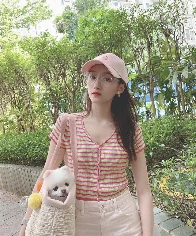 歐陽娜娜只是短暫地做了一下BM女孩，但這件打底衫她會愛很久