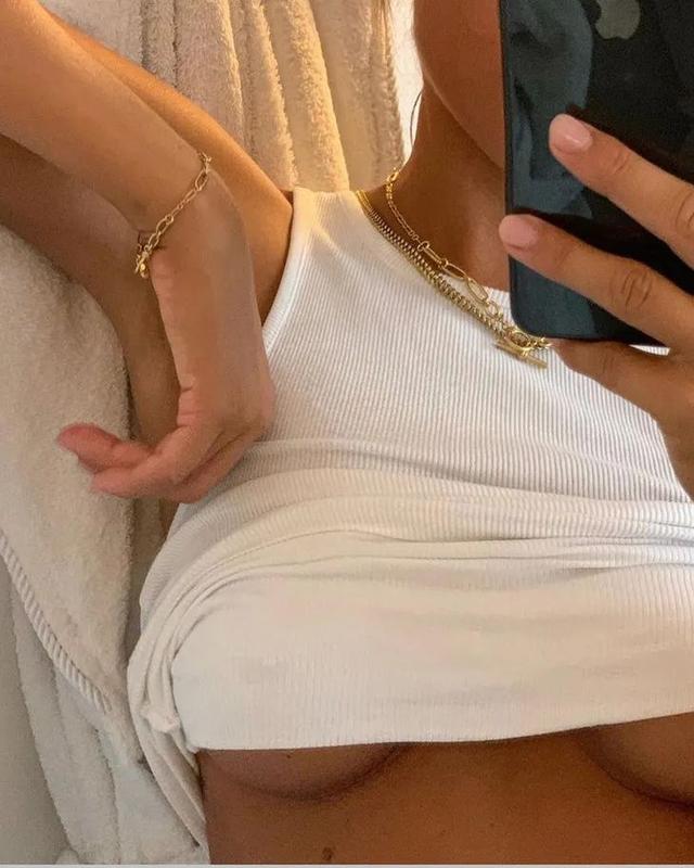 歐陽娜娜只是短暫地做了一下BM女孩，但這件打底衫她會愛很久