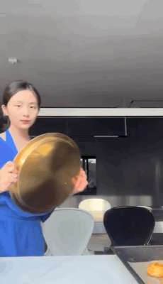 低胸裝美女(16歲多多“低胸裝”引熱議，被評(píng)論區(qū)嚇到了)