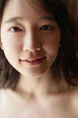 漂亮的女人(吉岡里帆溫泉寫真，膚如凝脂，漂亮得讓人臉紅的可愛女人)