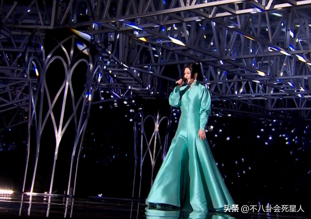 26位女星跨年斗艳:杨幂短裙裹貂,娜扎紧身亮片,个个出狠招