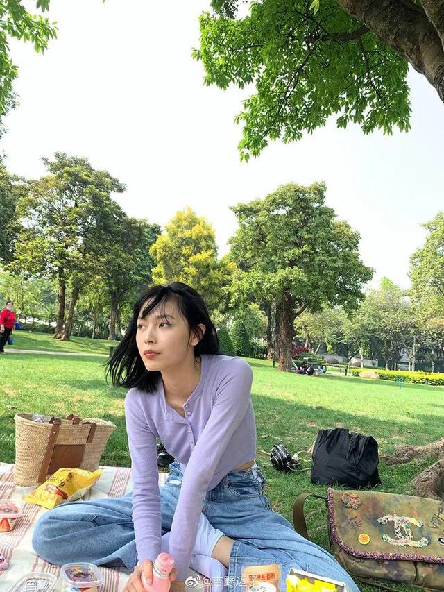 歐陽娜娜只是短暫地做了一下BM女孩，但這件打底衫她會愛很久