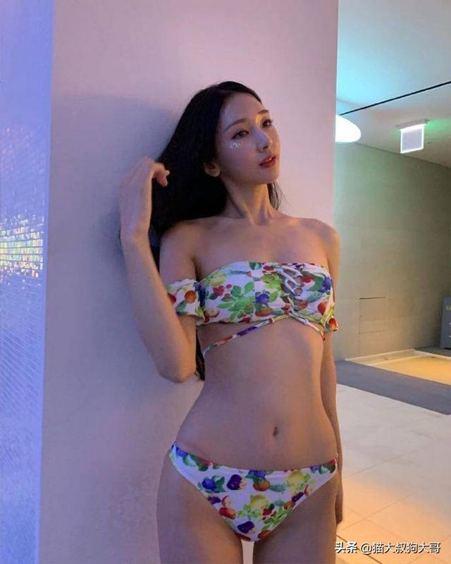 性感美女穿舒适比基尼泳衣,凸显迷人性感身材和曼妙曲线