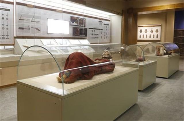 2003年新疆挖出女干尸,骨骼纹路清晰,嘴唇还涂着2700年前的口红