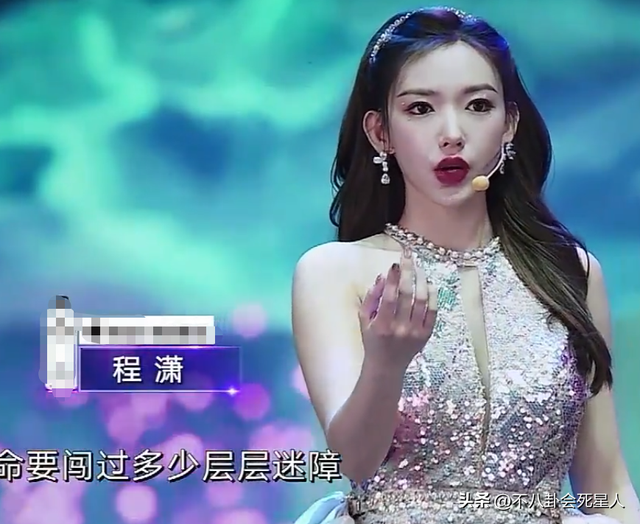 26位女星跨年斗艳:杨幂短裙裹貂,娜扎紧身亮片,个个出狠招