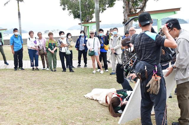 TVB女星户外拍亲密戏遭大爷大妈围观,满地翻滚最担心中招狗屎
