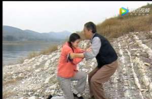 女人不是月亮(《女人不是月亮》，逃婚出來的扣兒，命里就有貴人相助)