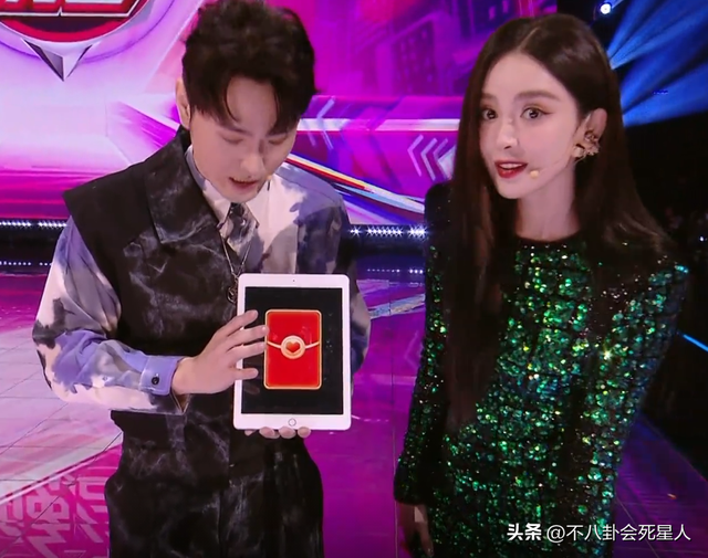 26位女星跨年斗艳:杨幂短裙裹貂,娜扎紧身亮片,个个出狠招