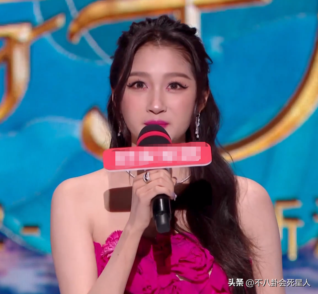 26位女星跨年斗艳:杨幂短裙裹貂,娜扎紧身亮片,个个出狠招