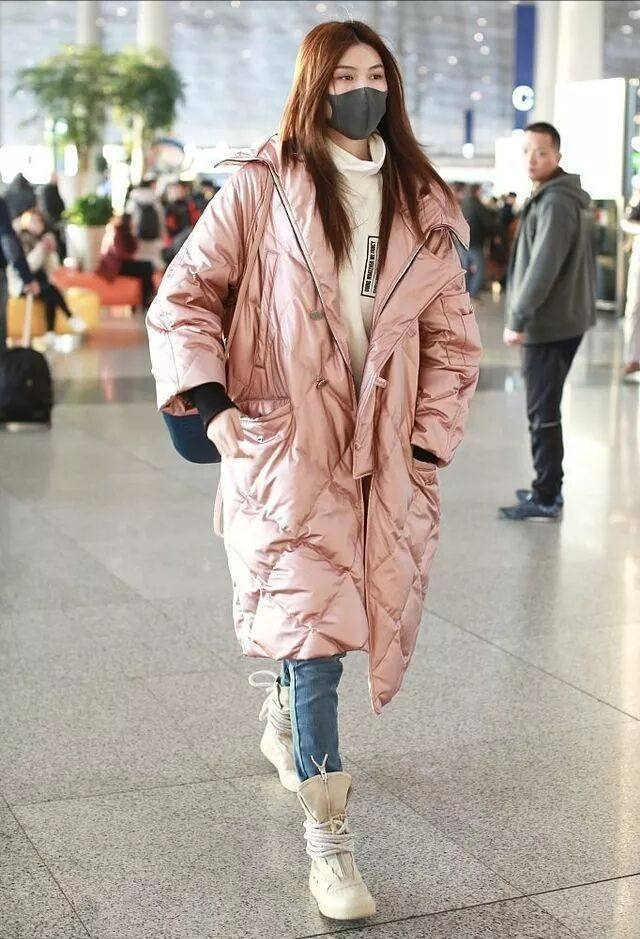 超模何穗晒连体泳装照,大秀傲人曲线,腹部隆起疑似怀孕