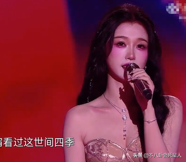 26位女星跨年斗艳:杨幂短裙裹貂,娜扎紧身亮片,个个出狠招