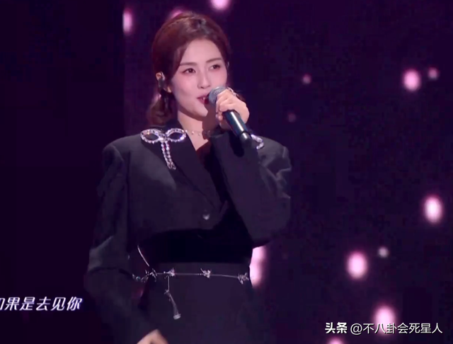 26位女星跨年斗艳:杨幂短裙裹貂,娜扎紧身亮片,个个出狠招