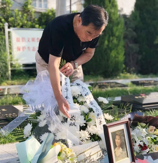 她23歲為國(guó)犧牲，父親哭瞎了雙眼，弟弟苦尋64年后在墓地痛哭