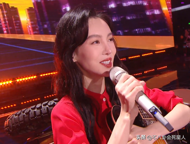 26位女星跨年斗艳:杨幂短裙裹貂,娜扎紧身亮片,个个出狠招