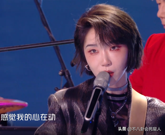 26位女星跨年斗艳:杨幂短裙裹貂,娜扎紧身亮片,个个出狠招