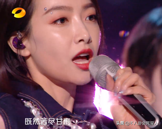 26位女星跨年斗艳:杨幂短裙裹貂,娜扎紧身亮片,个个出狠招