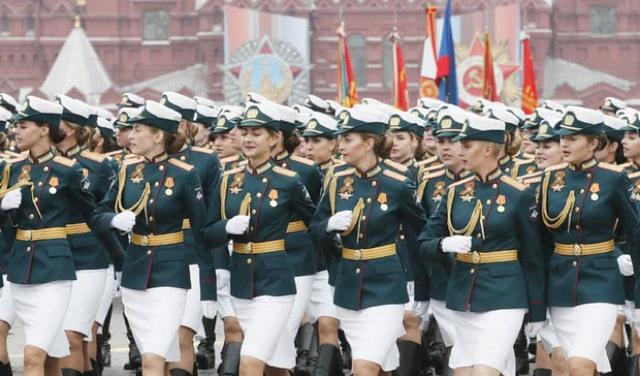 比鋼鐵武器更加吸引鏡頭，俄羅斯女兵用美麗和迷人的微笑征服世界