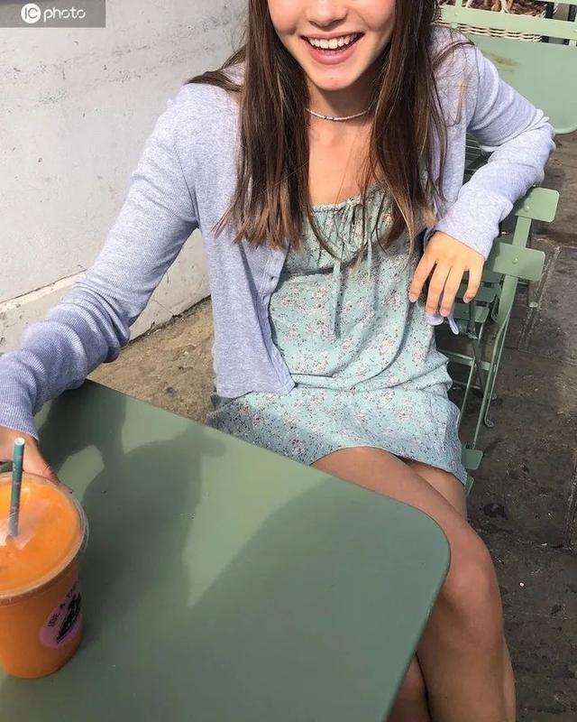 歐陽娜娜只是短暫地做了一下BM女孩，但這件打底衫她會愛很久
