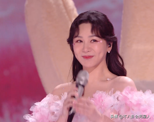 26位女星跨年斗艳:杨幂短裙裹貂,娜扎紧身亮片,个个出狠招