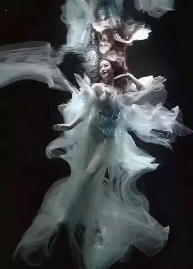 美女水中拍照,一个不小心走光了,成片效果让人流鼻血!