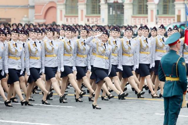 比鋼鐵武器更加吸引鏡頭，俄羅斯女兵用美麗和迷人的微笑征服世界