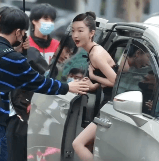 恭喜！女星红毯斗艳“风向”变了，捂得严实还艳压群芳，才是真美