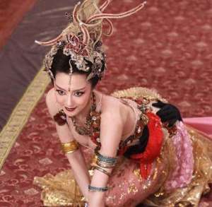 裸身美女(愛(ài)裸身嬉戲，你以為她是歷史第一紅顏禍水，其實(shí)她是可憐的女間諜)
