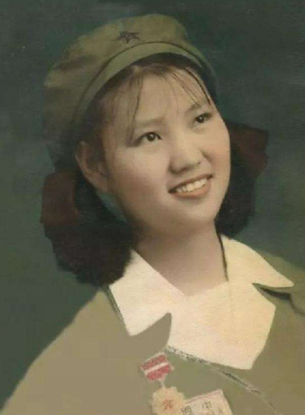 她23歲為國(guó)犧牲，父親哭瞎了雙眼，弟弟苦尋64年后在墓地痛哭