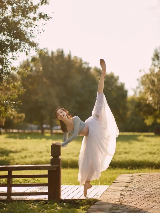 美女芭蕾舞艺术写真美照,荷塘翩翩起舞的仙女,艺术与自然的结合