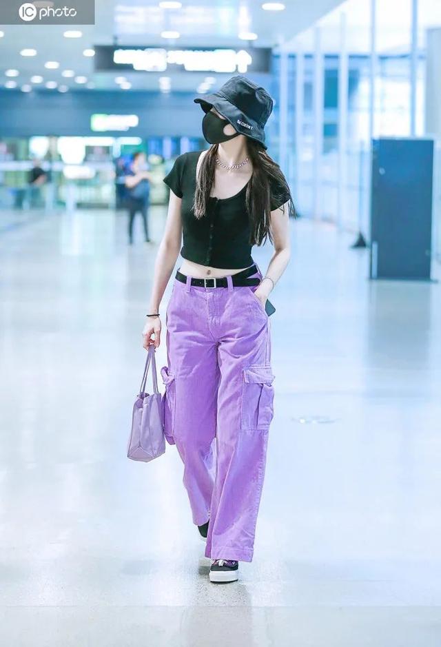 歐陽娜娜只是短暫地做了一下BM女孩，但這件打底衫她會愛很久