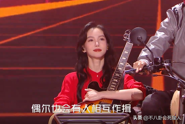 26位女星跨年斗艳:杨幂短裙裹貂,娜扎紧身亮片,个个出狠招