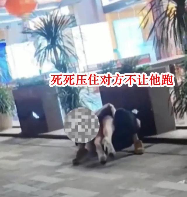 上海女子表白惨遭拒绝,竟然直接将对方扑倒,然后紧紧抱住男子