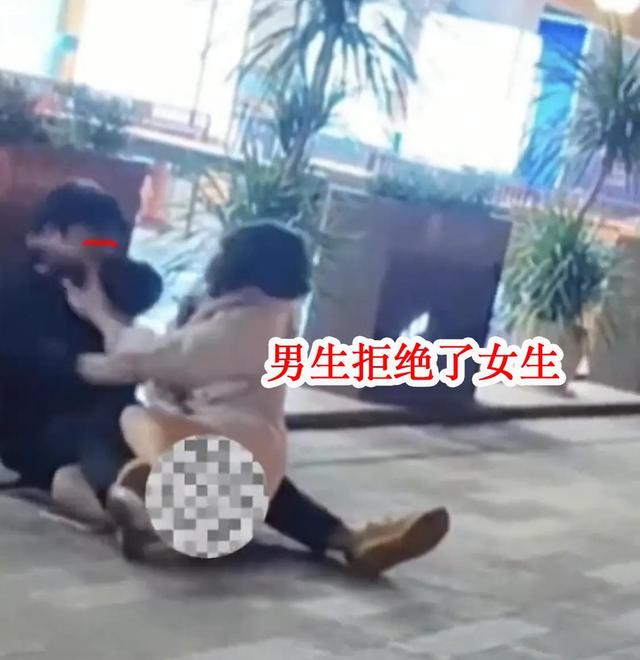 上海女子表白惨遭拒绝,竟然直接将对方扑倒,然后紧紧抱住男子