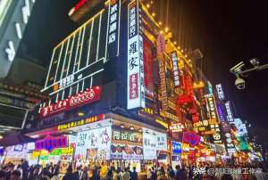 打女孩屁股(长沙街头出现大量低俗直播，男主播用拖鞋打女主播屁股，不堪入目)