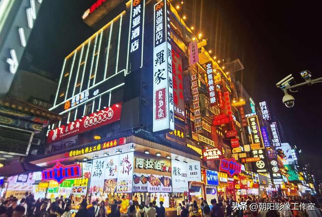 长沙街头出现大量低俗直播,男主播用拖鞋打女主播屁股,不堪入目