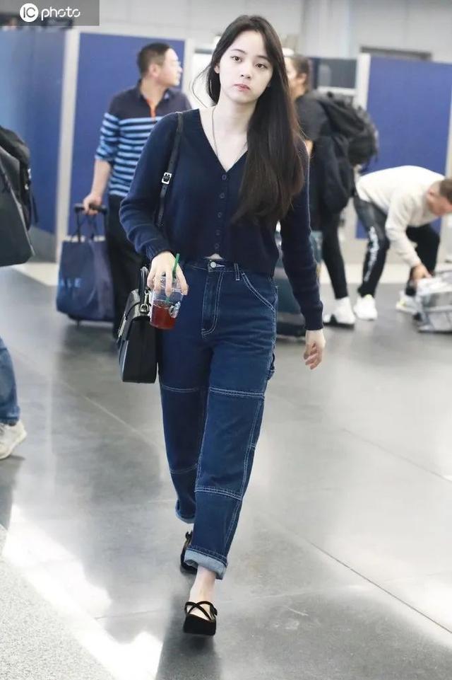 歐陽娜娜只是短暫地做了一下BM女孩，但這件打底衫她會愛很久