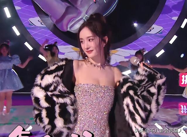 26位女星跨年斗艳:杨幂短裙裹貂,娜扎紧身亮片,个个出狠招