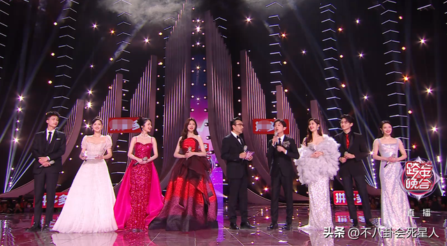 26位女星跨年斗艳:杨幂短裙裹貂,娜扎紧身亮片,个个出狠招
