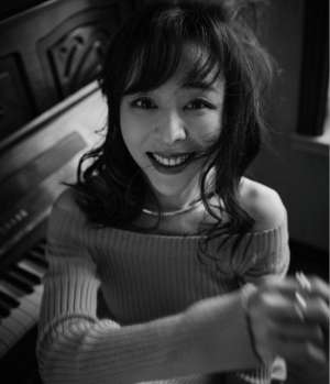 漂亮女人圖片(42歲張靜初曬美照，身材妖嬈尖下巴嚇人，女明星身材管理太過火)