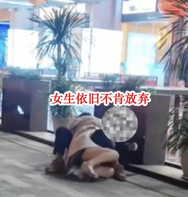 上海女子表白惨遭拒绝,竟然直接将对方扑倒,然后紧紧抱住男子