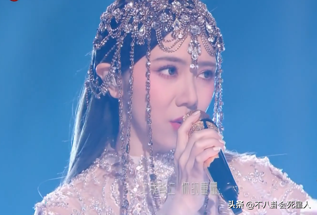 26位女星跨年斗艳:杨幂短裙裹貂,娜扎紧身亮片,个个出狠招