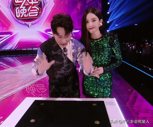 26位女星跨年斗艳:杨幂短裙裹貂,娜扎紧身亮片,个个出狠招